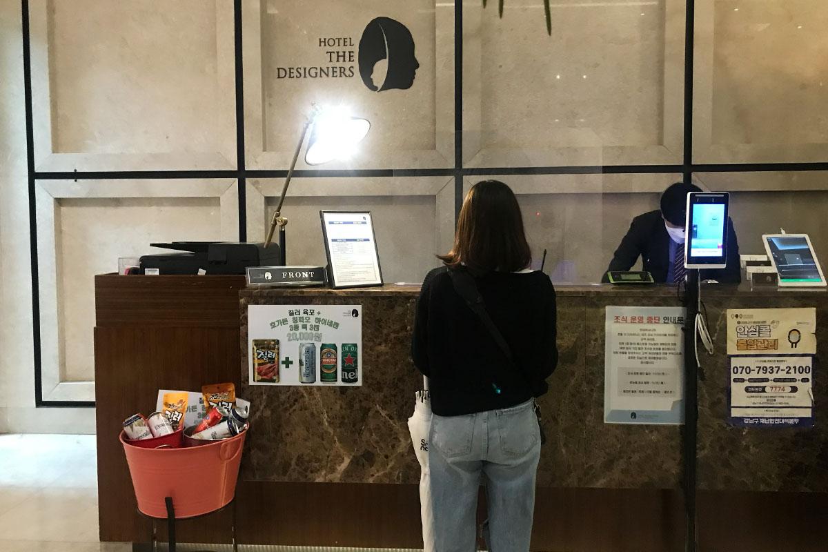 พื้นที่ต้อนรับของโรงแรม The Designer LJY Gangnam Premier ในคังนัม แสดงการบริการที่สะดวกและมีคุณภาพ