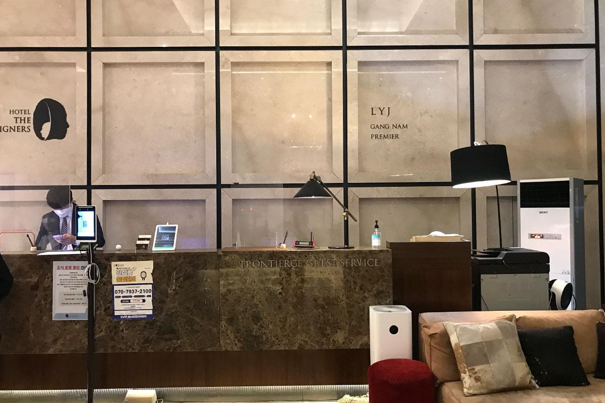 โซฟาหรูพร้อมหมอนตกแต่งในล็อบบี้ของโรงแรม The Designer LJY Gangnam Premier ในย่านคังนัม เกาหลีใต้