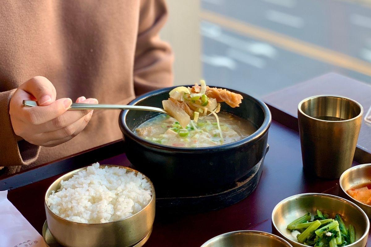 スケトウダラの解酲湯（사골 황태 해장국）は酔い覚ましスープとも呼ばれ、さっぱりとしたスケトウダラ出汁が特徴の朝食にぴったりな一品です。