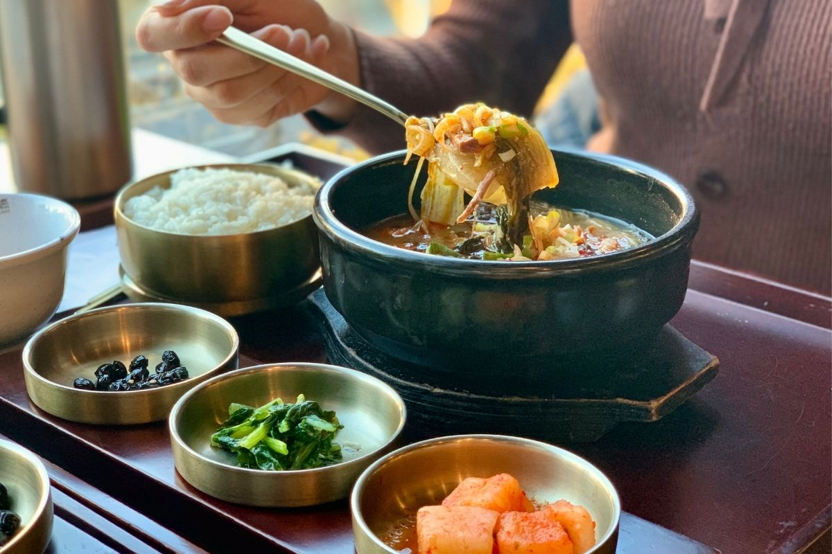 牛肉のチャントクッパッ（쇠고기 장터국밥）は、沢山の野菜と香ばしいニンニクの風味がおいしく、一日を元気に始めるのにぴったりなスタミナ満点の韓国伝統スープです。