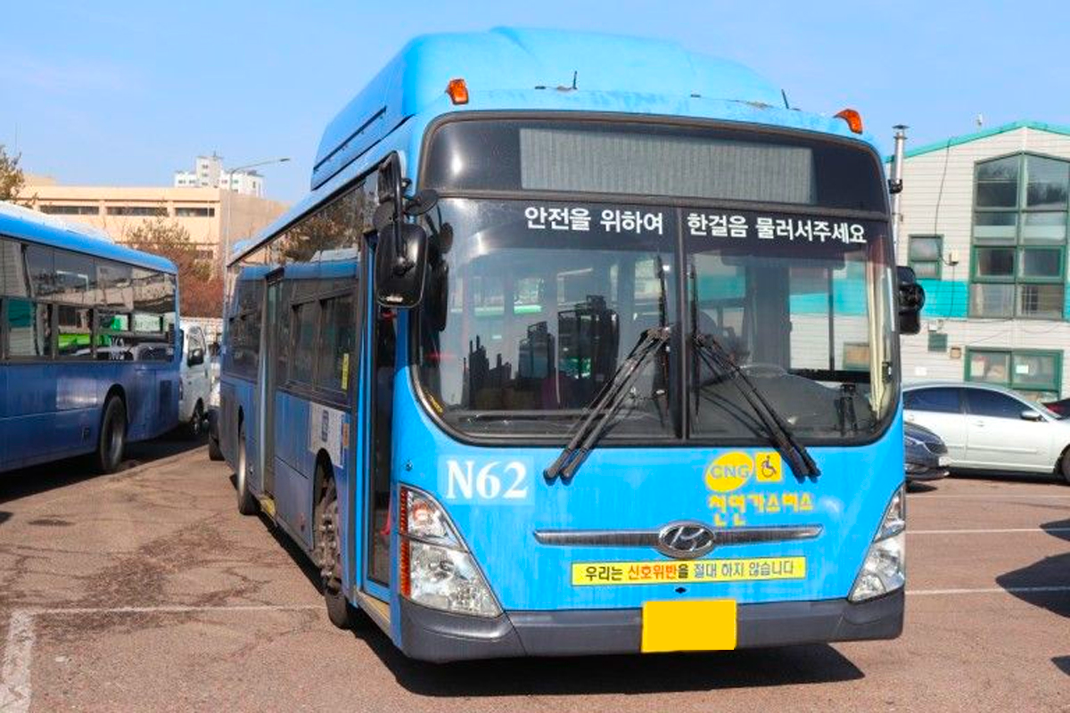 N62早朝バスの画像、青色のバスが停車場に停まっている。