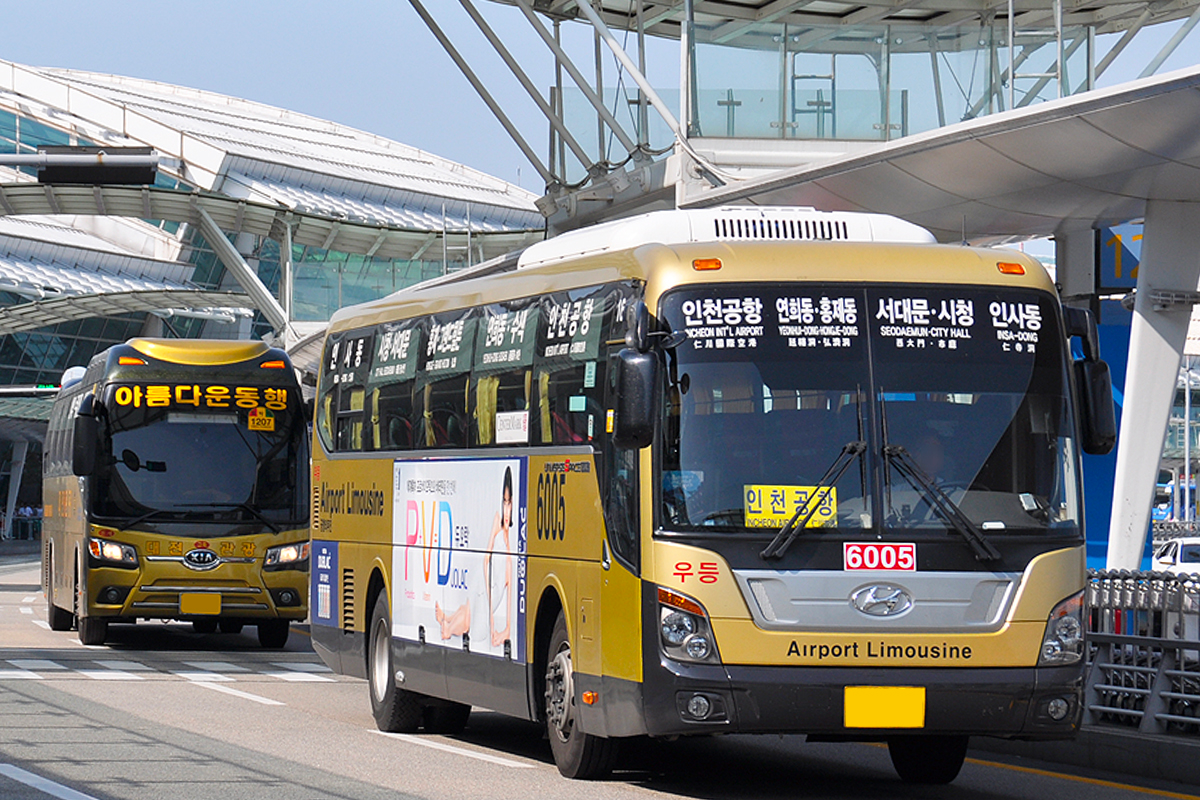 仁寺洞路線上的6005號黃色機場大巴，前方顯示目的地及路線圖，巴士停靠在仁川國際機場內的候車站，等待乘客上車。