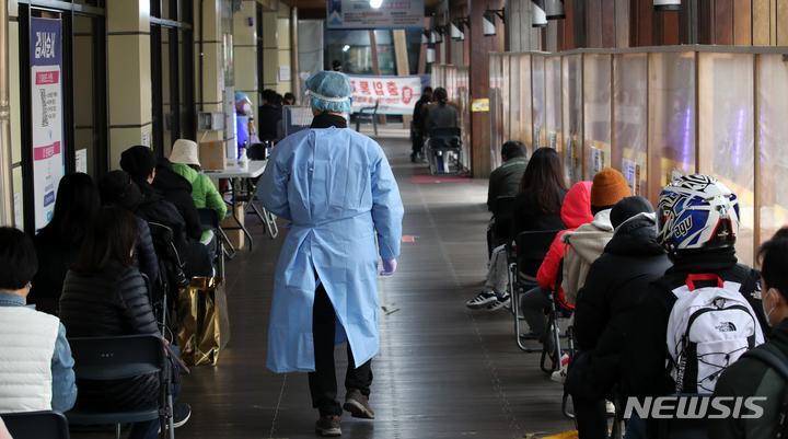 新規確診者4日連続3000人台…重症も再び500人を超えた