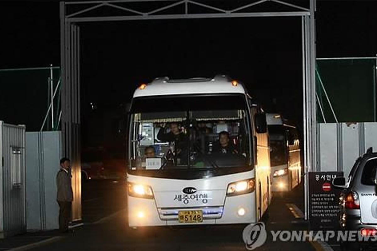 修能考试出题委员会正在进行对话，荧幕上包含讨论的文字说明与翻译。来源：연합뉴스