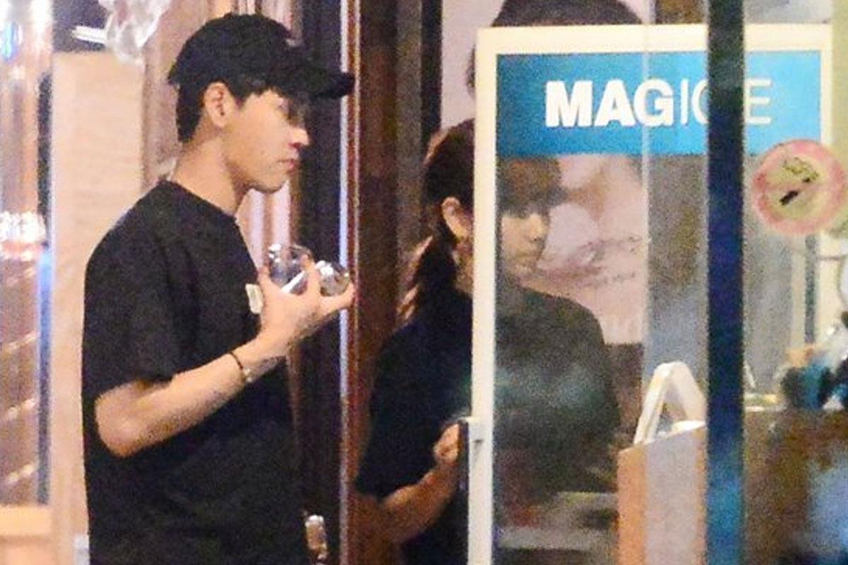 ภาพบรรยากาศที่พัคชินฮเยและชเวแทจุนอยู่ด้วยกันในสถานที่สาธารณะ, ซึ่งแสดงถึงความใกล้ชิดและความรักในความสัมพันธ์ทางดาราก่อนที่จะมีประกาศแต่งงาน