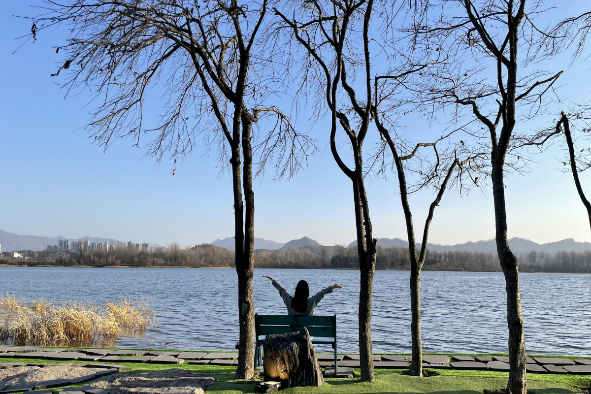 韓国、韓国旅行、韓国観光、江原道、カンウォンド、春川、チュンチョン、韓国カフェ、韓国デザート、ビーンバックチェア、衣岩湖、テラス