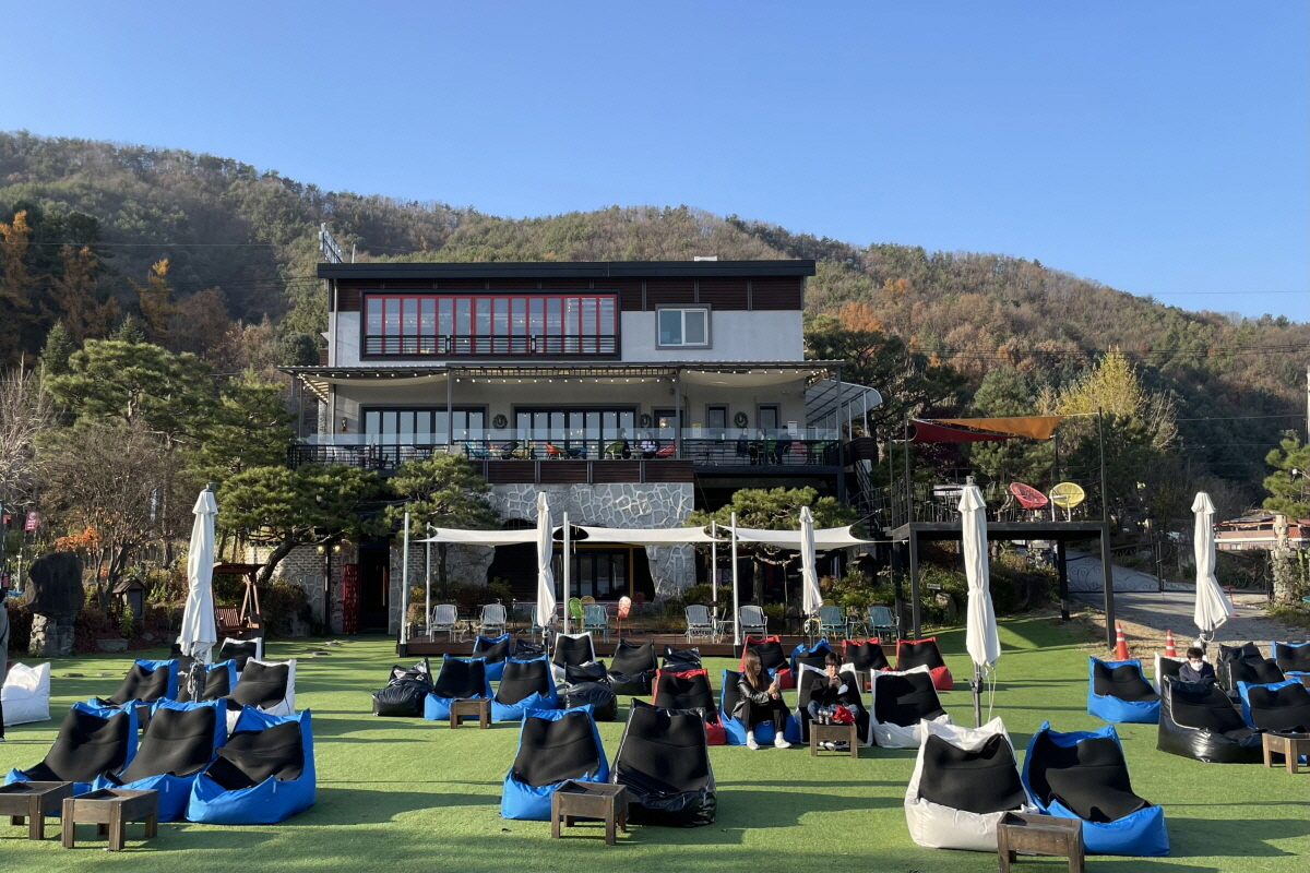 韓国、韓国旅行、韓国観光、江原道、カンウォンド、春川、チュンチョン、韓国カフェ、韓国デザート、ビーンバックチェア、衣岩湖、テラス