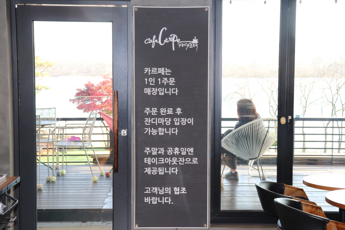 韓国、韓国旅行、韓国観光、江原道、カンウォンド、春川、チュンチョン、韓国カフェ、韓国デザート、ビーンバックチェア、衣岩湖、テラス