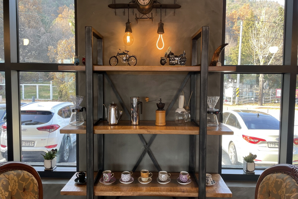 韓国、韓国旅行、韓国観光、江原道、カンウォンド、春川、チュンチョン、韓国カフェ、韓国デザート、ビーンバックチェア、衣岩湖、テラス