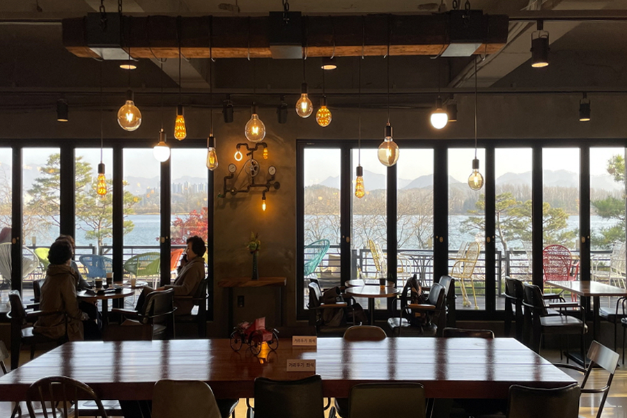 春川Cafe Carpe內部環境，窗外可見湖水景緻，200字顯示一片安然氣氛