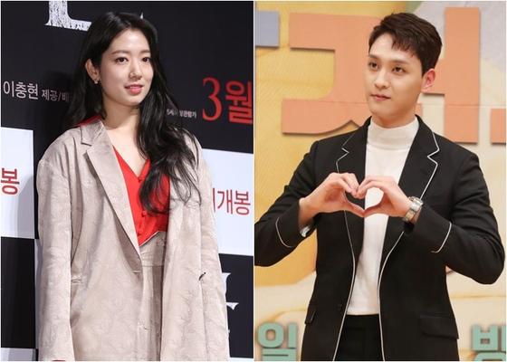 俳優パク・シネとチェ・テジュンの婚約発表写真、二人の結婚式は2022年1月22日に予定されている。パク・シネはベージュのパンツスーツに赤いトップスを着ており、チェ・テジュンは黒いジャケットに白のタートルネックを着ている。この写真は結婚発表と関連している。