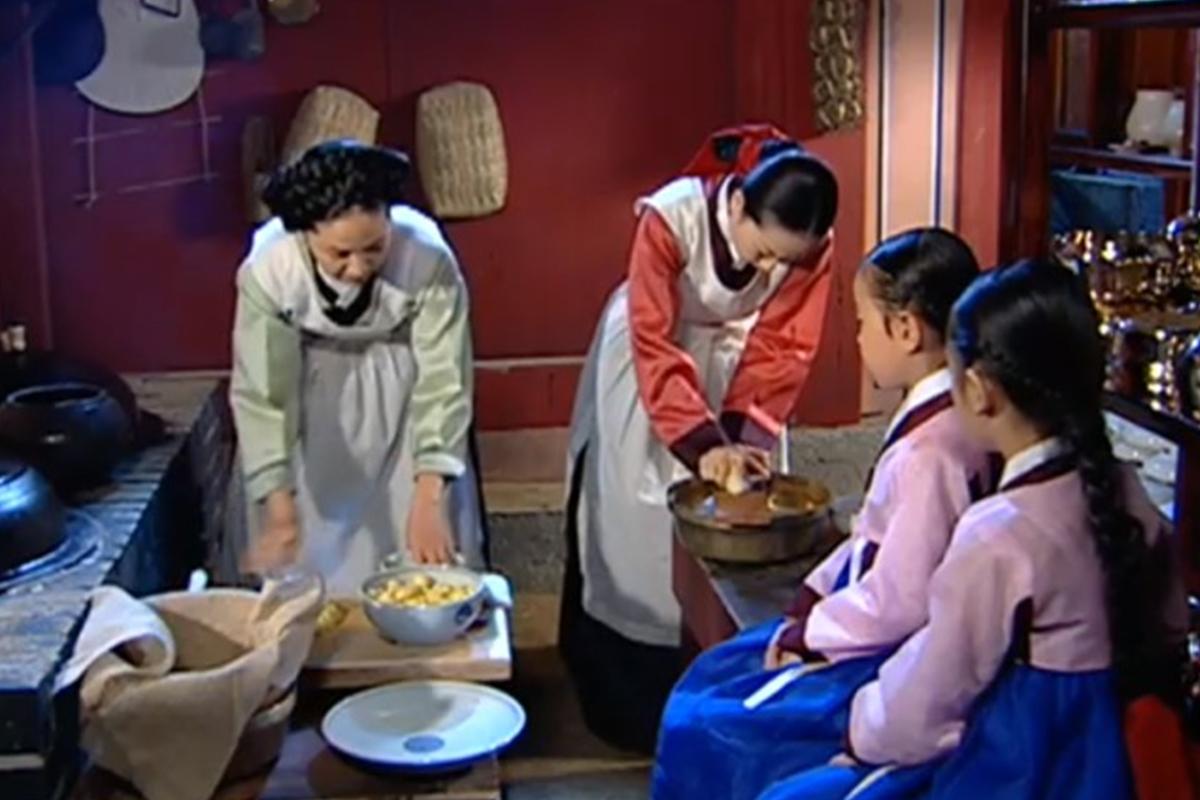 Dae Jang Geum үнэн түүх үү? - эмэгтэйчүүд хоол хийж байна