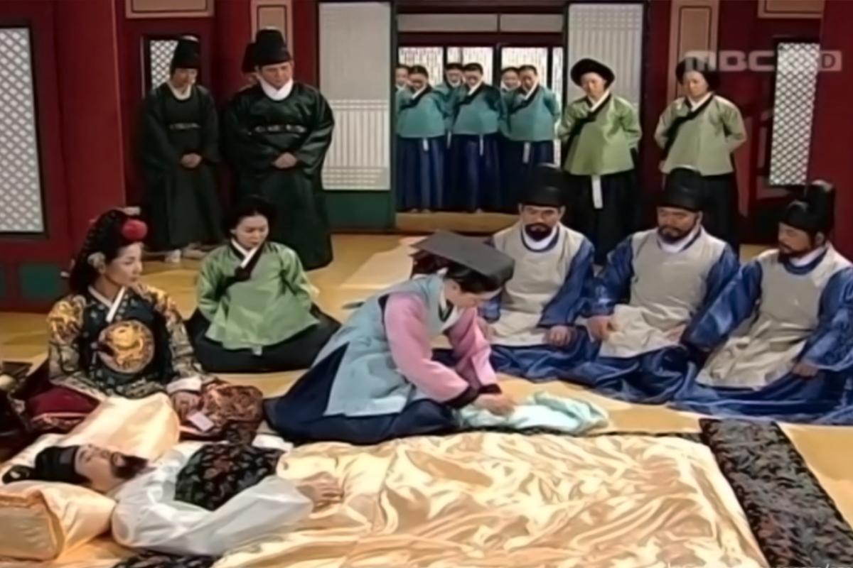 Дэ Жан Гим үнэн түүх мөн үү? - жүжгийн нэг хэсэг, өвчтэй хааныг асарч буй дүр