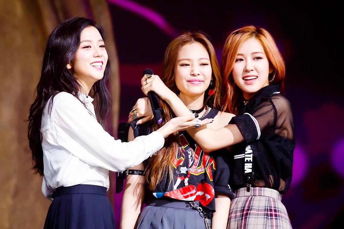 BLACKPINK สมาชิกสามคนที่เป็นข่าวเกี่ยวกับผลการตรวจโควิด-19 เมื่อไม่นานมานี้ โดยมีบรรยากาศอยู่บนเวที