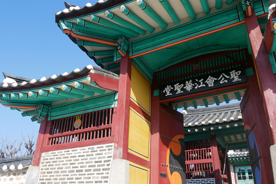 성공회강화성당 입구 – 전통적인 한옥의 요소와 성당의 구조가 조화롭게 어우러진 모습