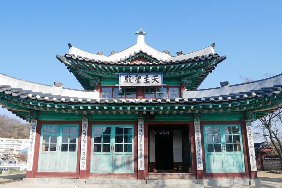 고려궁지 내부 – 문화재로 지정된 전통 건물의 섬세한 장식과 구조