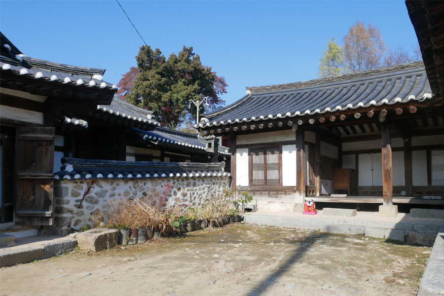 용흥궁 마당 – 한옥의 전형적인 구조를 나타내며 그 안에 있는 정원의 풍경