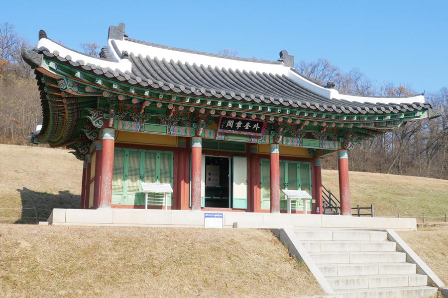 고려궁지 정문 – 고려시대의 건축 양식을 잘 보여주는 유적지의 전경