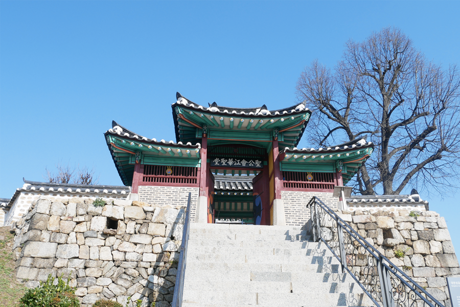 성공회강화성당 정문 – 한국 최초의 한식 교회이며 독특한 종교적 건축물을 자랑