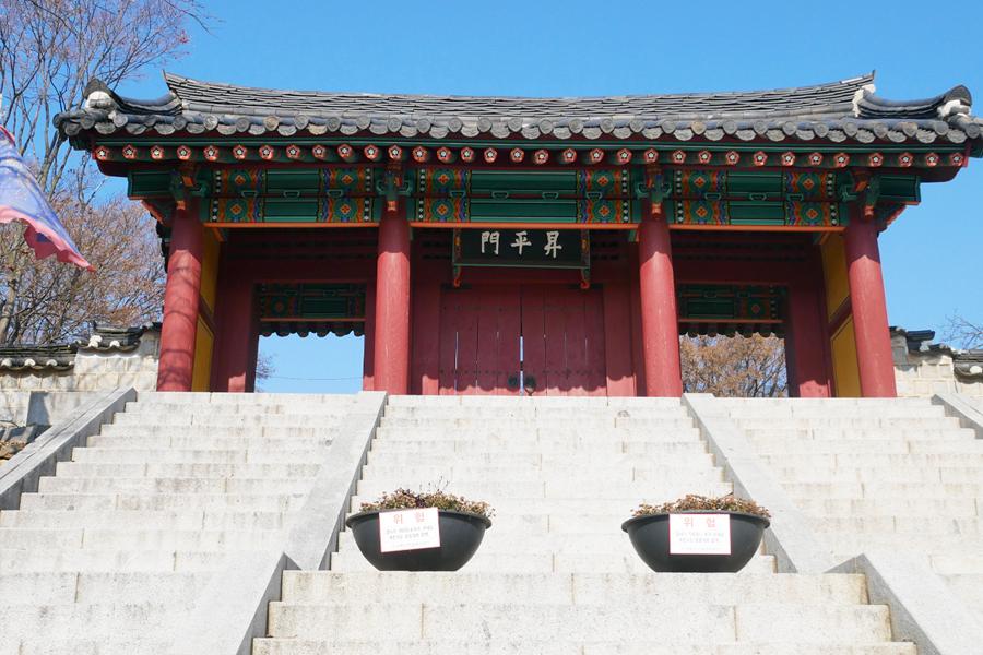 고려궁지 입구 계단 – 고려궁을 방문하는 관람객들이 지나갈 수 있는 전통적인 계단