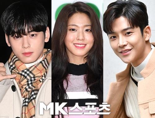 2021 KBS歌謡大祝祭のMCを務めるチャウヌ、ソリョン、ロウンが並んで立っている。MKスポーツ提供のイメージ。チャウヌはチェックのマフラーを着用し、ソリョンはストライプのシャツを着ている。ロウンはキャメルカラーのコートを着用している。