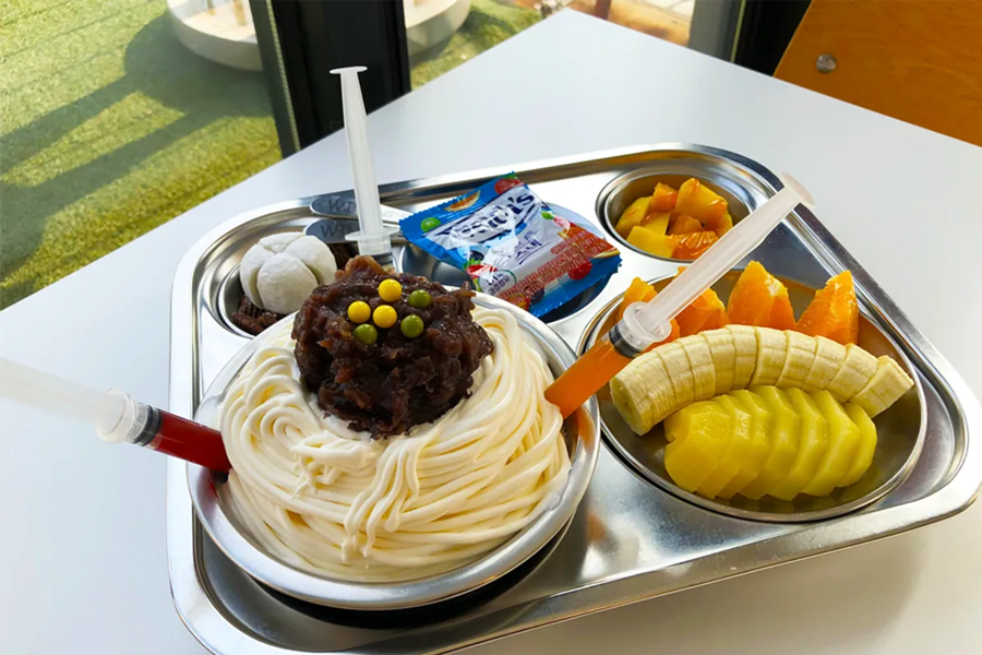 A creative dessert resembling black bean noodles (Jjajang Bingsu) served at OZ Cafe, a themed cafe in Incheon