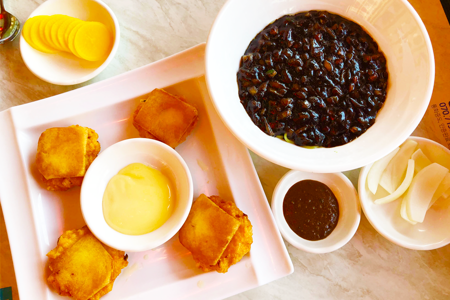 Jjamppong (Korean-Chinese noodle dish) and crispy shrimp dish served at Yan Jing Restaurant in Incheon