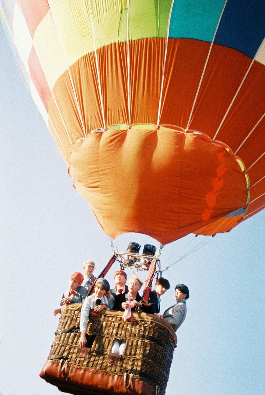 済州島の象徴であるドルハルバンの石像、透明な海を背に立っている