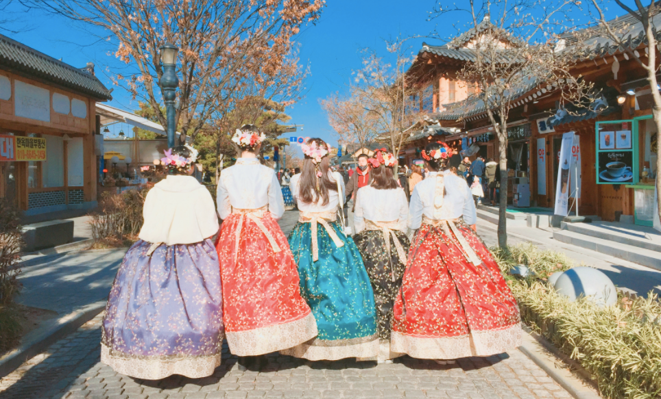 đặc điểm của Thế hệ MZ, trải nghiệm hanbok