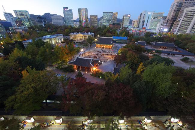 徳寿宮の風景を見下ろす高層展望台からの眺め。周囲の高層ビルと色とりどりの木々が広がる彩り豊かな景色。