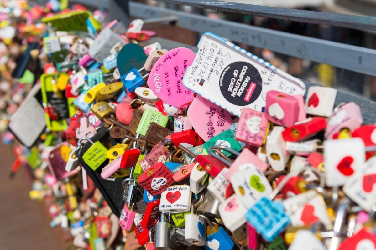 korea n seoul tower love locks