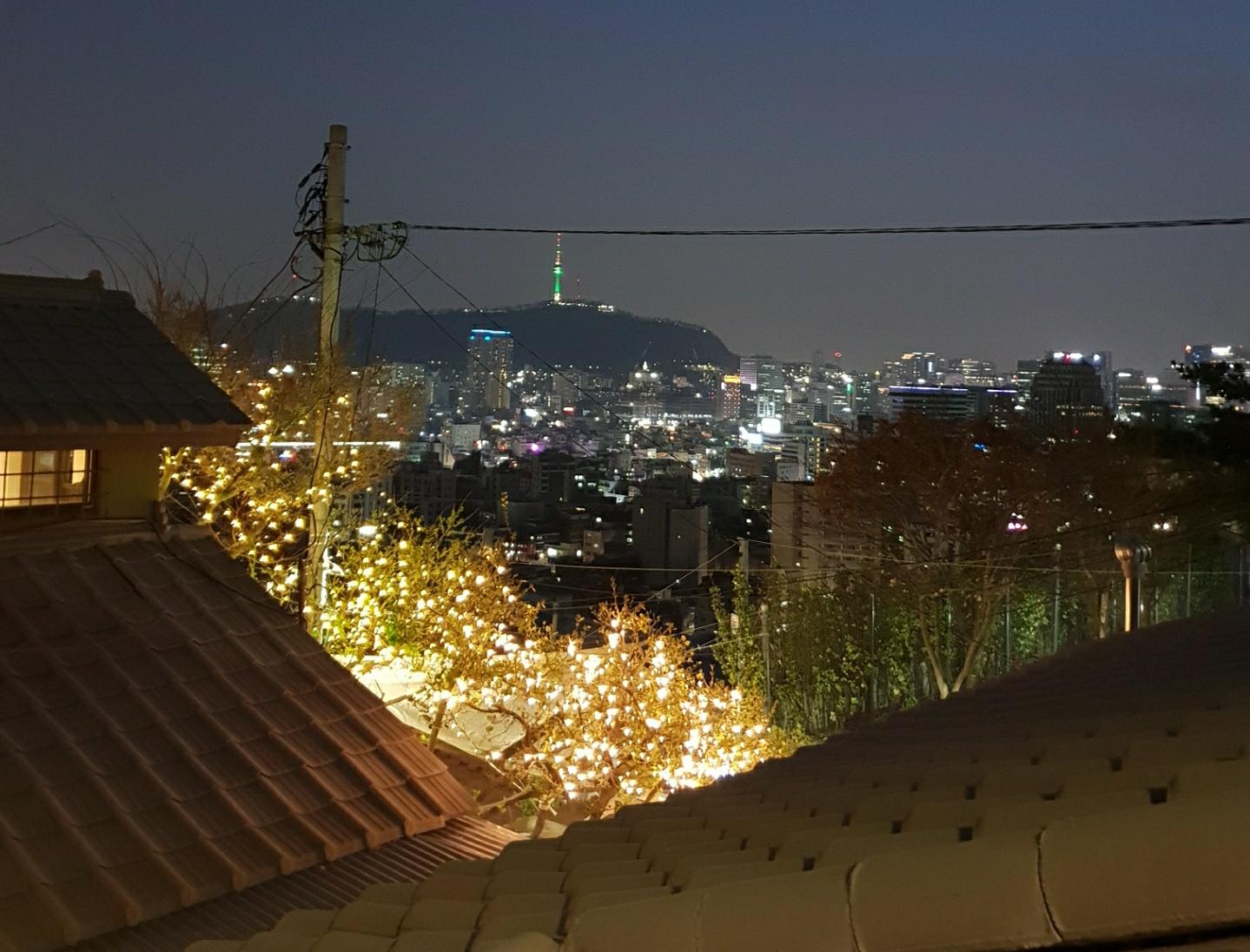 華麗にライトアップされたソウルを一望できるロマンティックな夜の風景。静かに瞬く街の灯りと光の糸が織り成す光景。