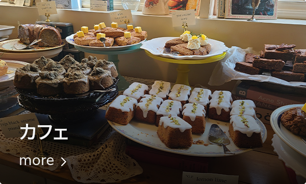 デザートとケーキが並んだトレイの写真、韓国カフェガイドのリンクアイコンあり：ソウル蚕室のトレンディなカフェ