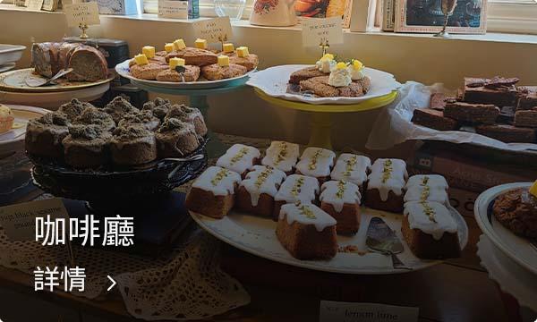 多款色彩鮮豔的蛋糕擺放在松理團路的一家人氣咖啡廳內，環境幽雅，是放鬆喝咖啡的理想場所