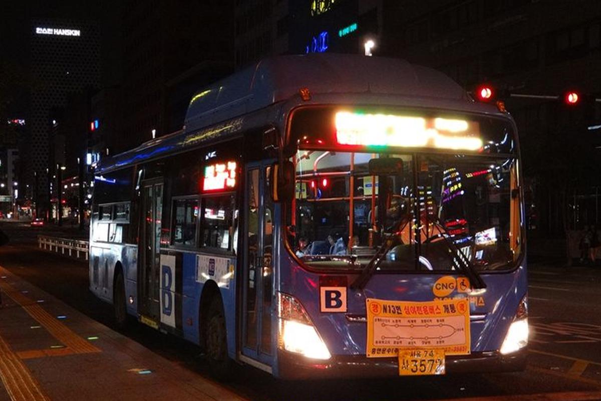 深夜の道路を走行するソウルナイトバスN13。清涼裏、東大門、江南を経由して移動。
