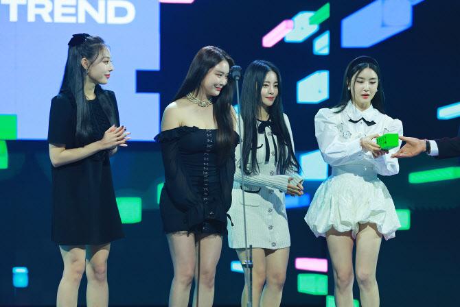 MMA 2021で舞台に立つBrave Girlsの様子