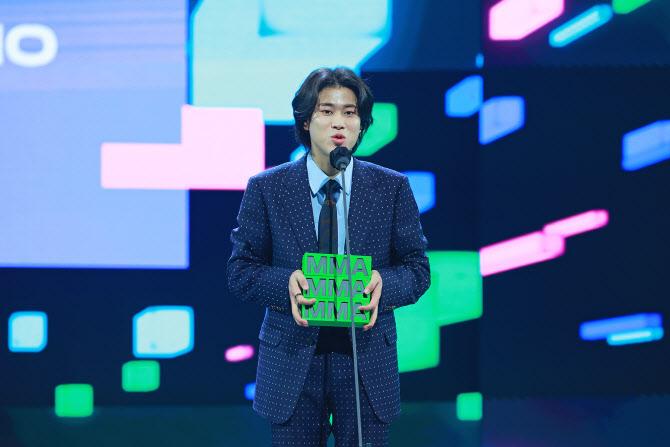 MMA 2021受賞式でイ・ムジンがトロフィーを持つシーン