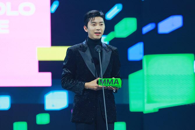 MMA 2021受賞式でトロフィーを受け取るイム・ヨンウンの姿