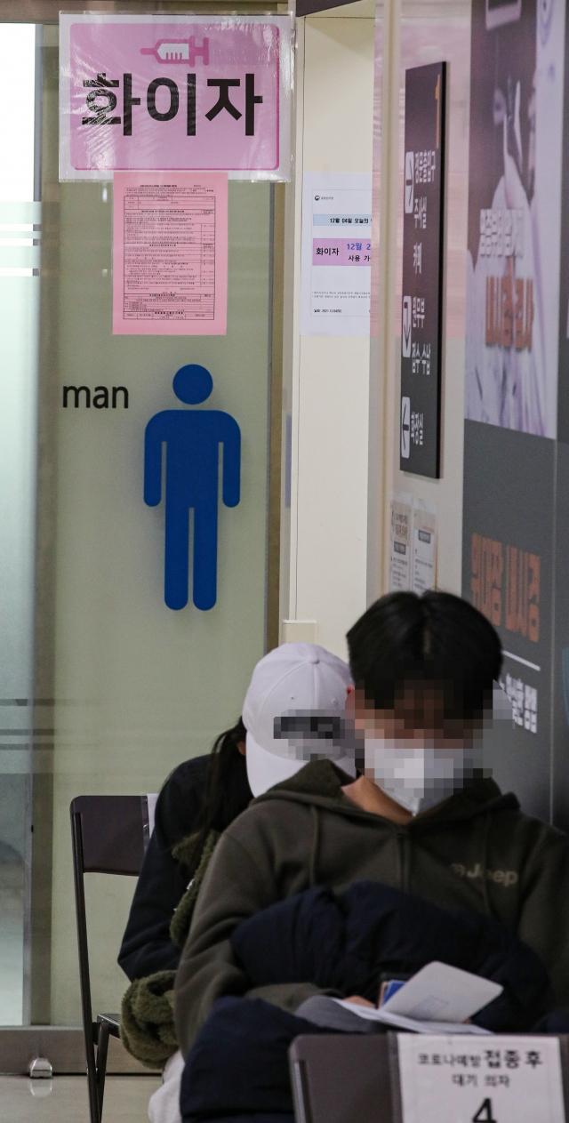 ソウル恩平区チョング聖心病院内の観察区域で待機している市民たち