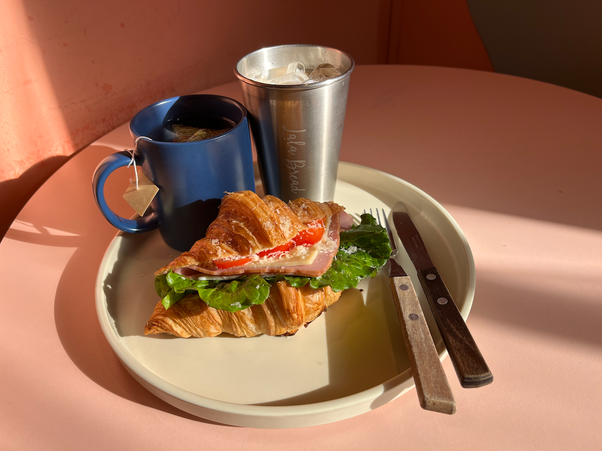 Latte alla vaniglia, tè e croissant al Lala Bread a Seoul