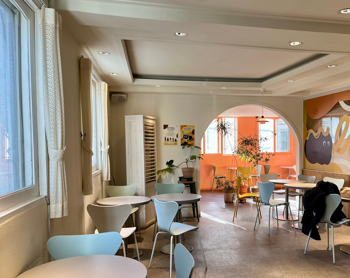 Interno colorato e rilassante del Lala Bread a Seoul con grandi finestre