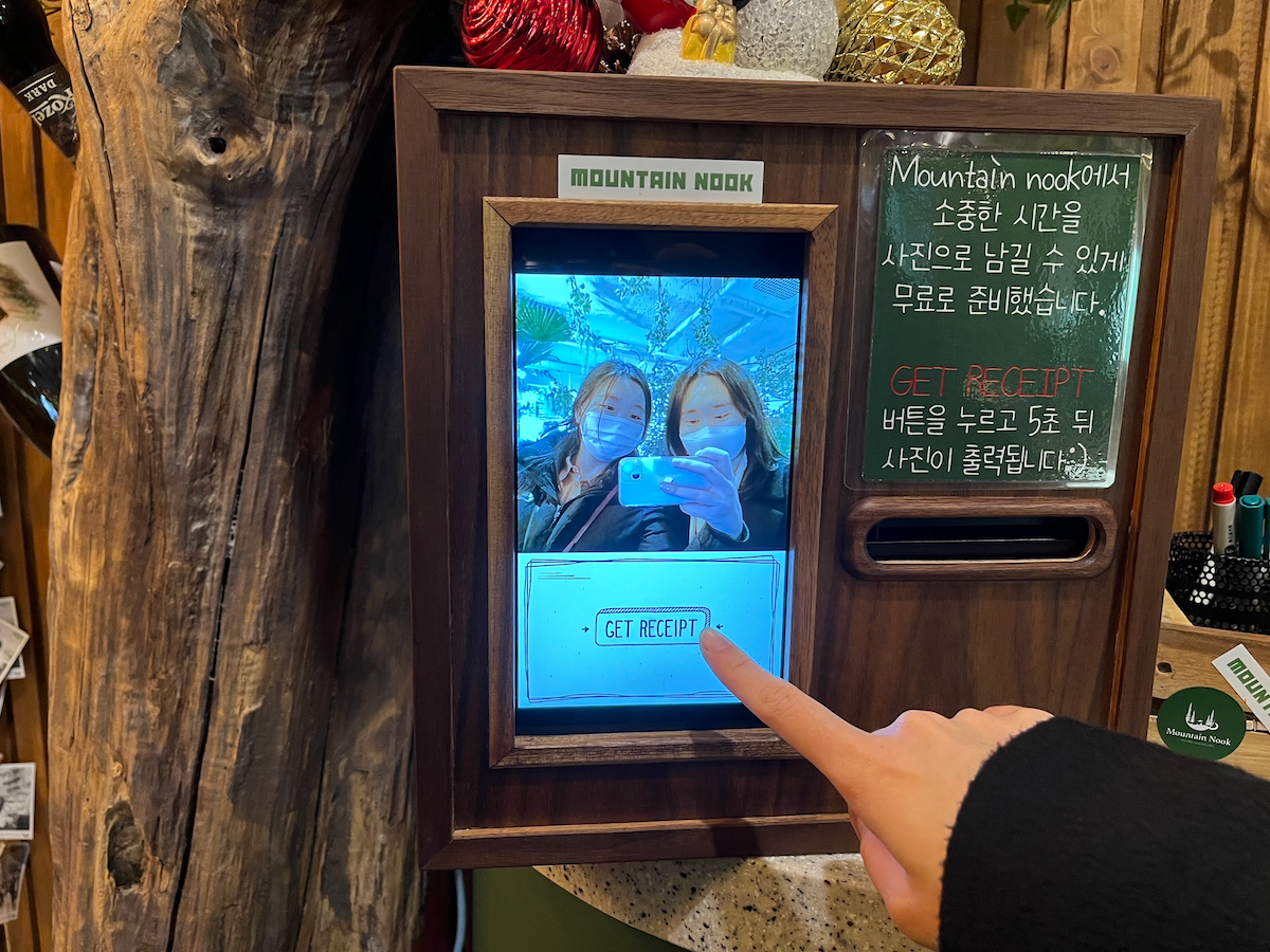 Macchina fotografica nel caffè Mountain Nook a Seoul per scattare ricordi