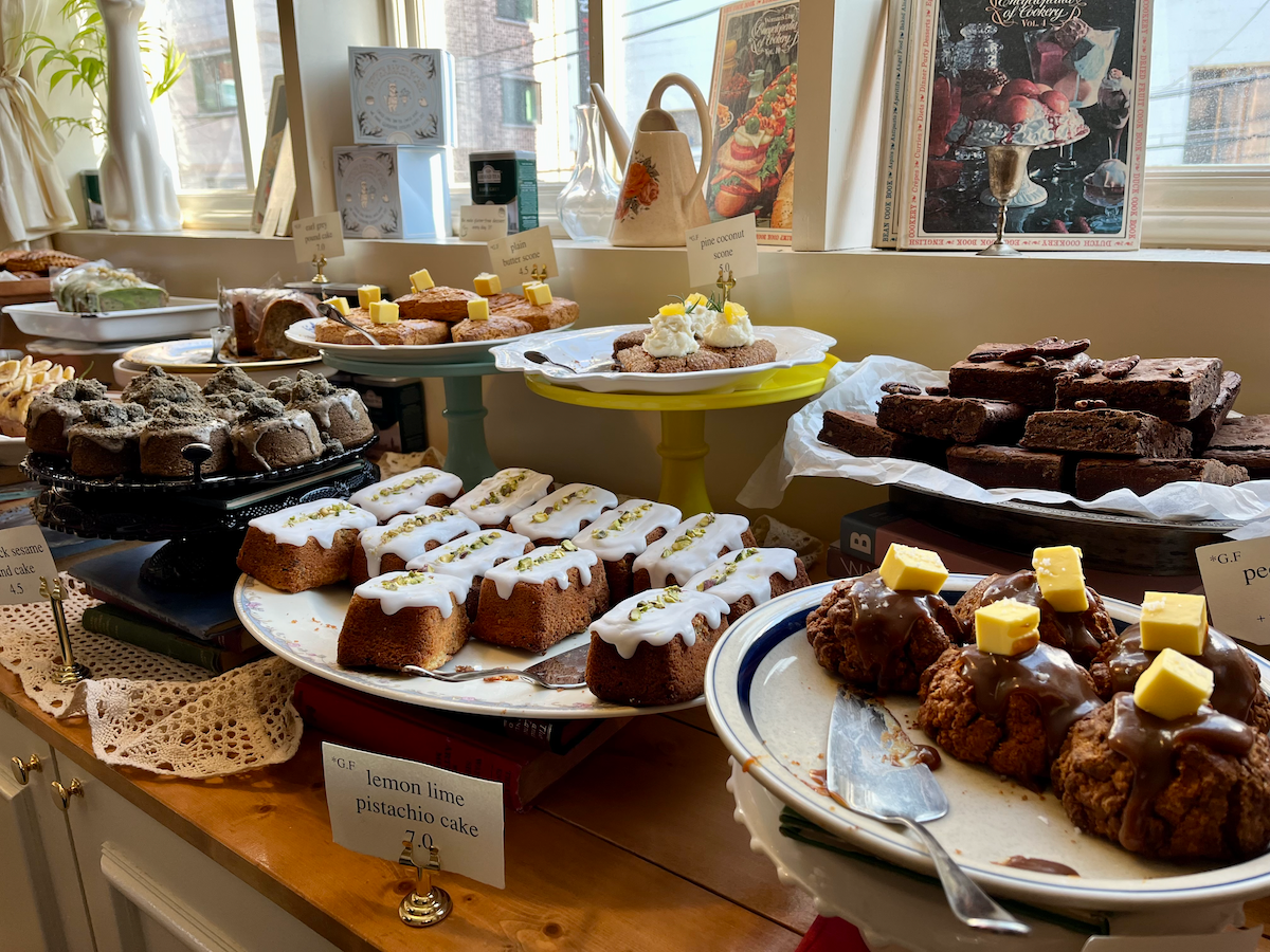 Varietà di deliziosi dessert esposti al Caffè Pepper a Seoul