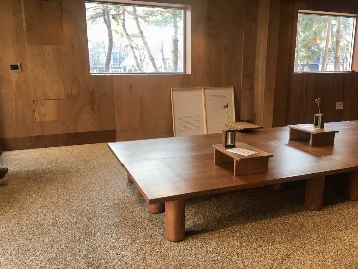 Interno accogliente e spazioso del caffè Bjorklunds a Seoul con arredi in legno