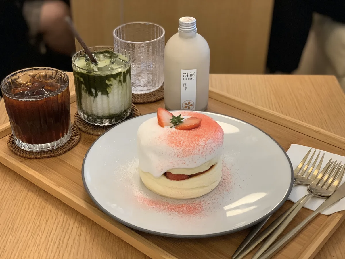 Matcha Latte e pancake soufflé serviti al caffè Onhwa a Seoul