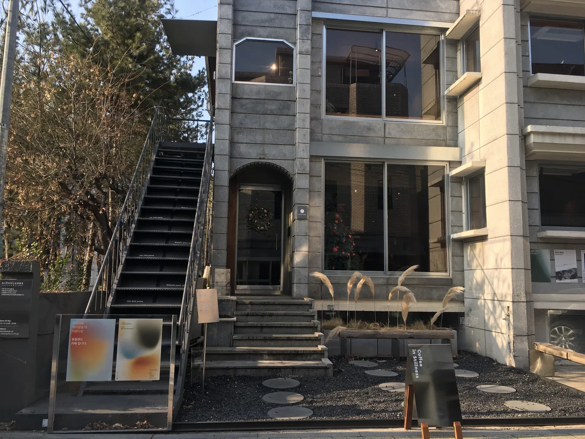 Esterno del caffè Bjorklunds a Seoul, dal design grande e misterioso