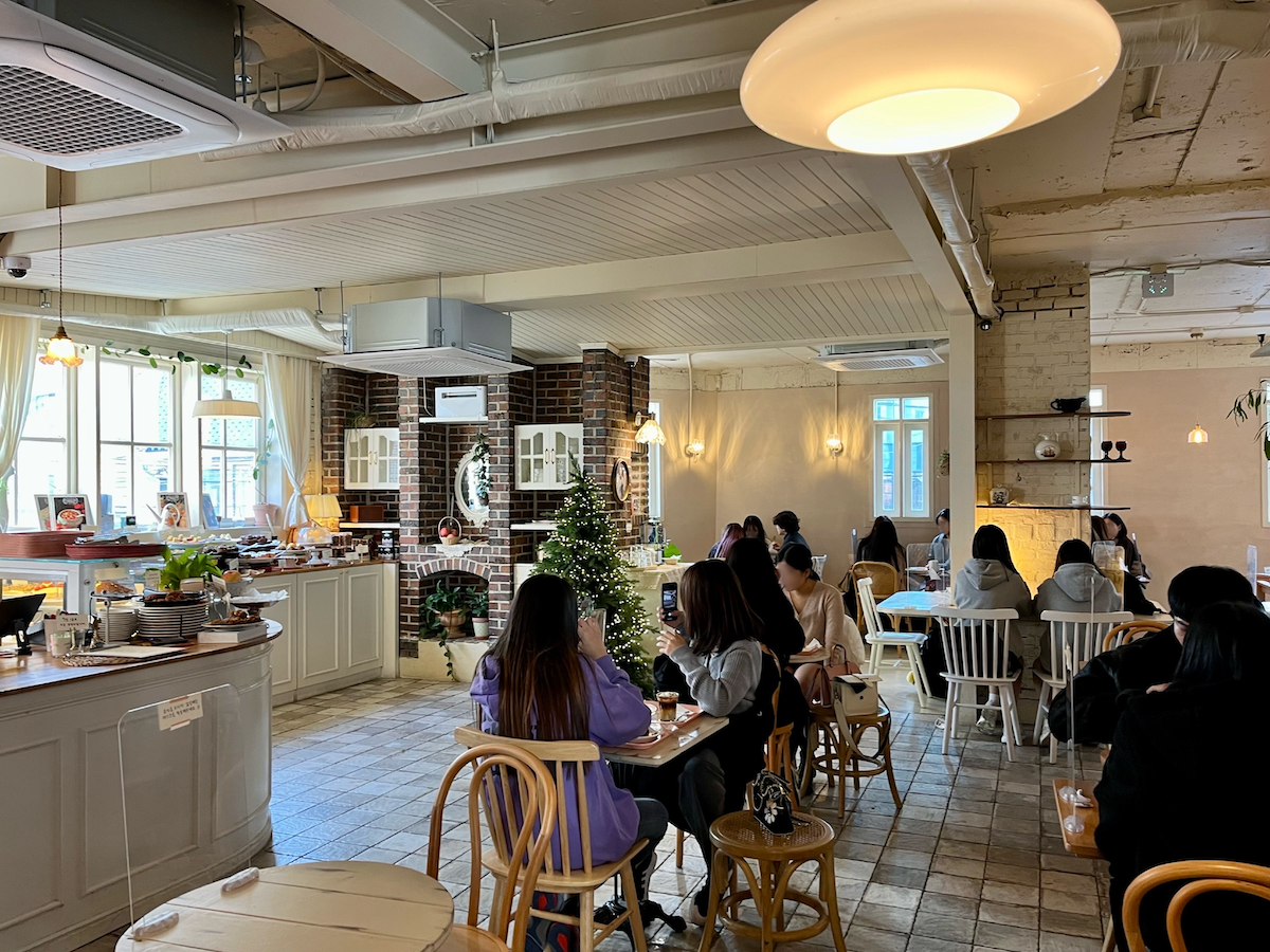 Interno del Caffè Pepper con decorazione natalizia e clientela occupata