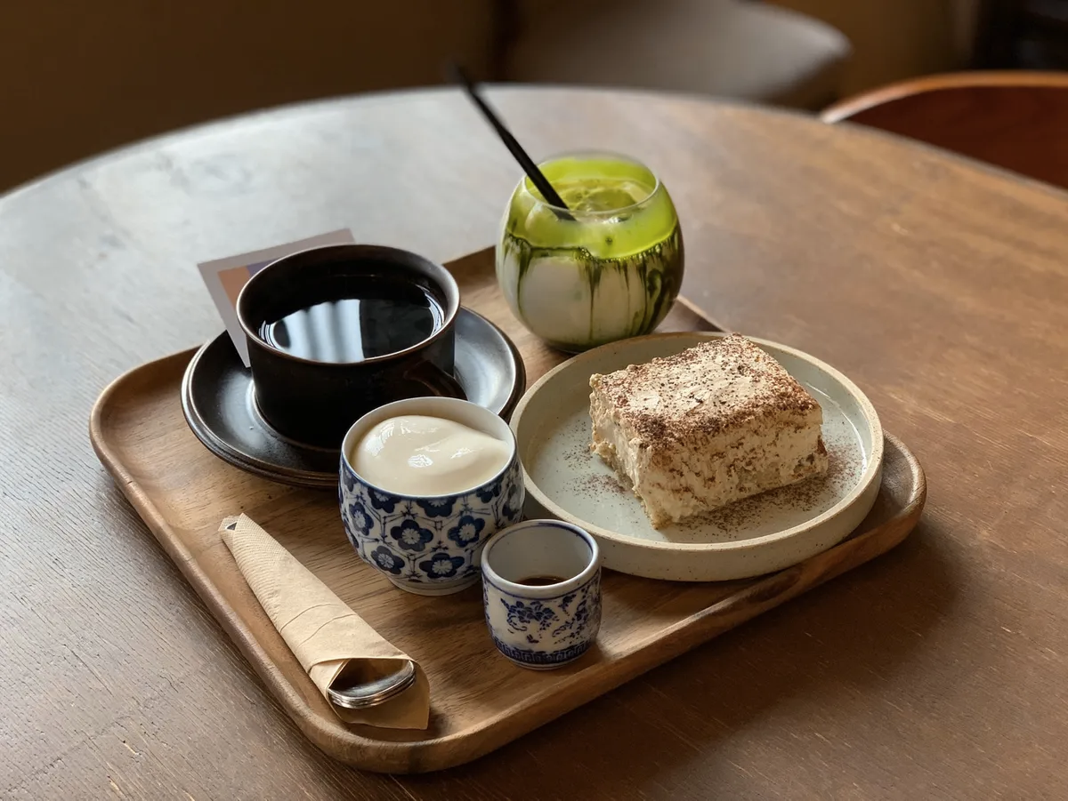 Matcha Latte, Americano e tiramisu al caffè Gabaedo a Seoul