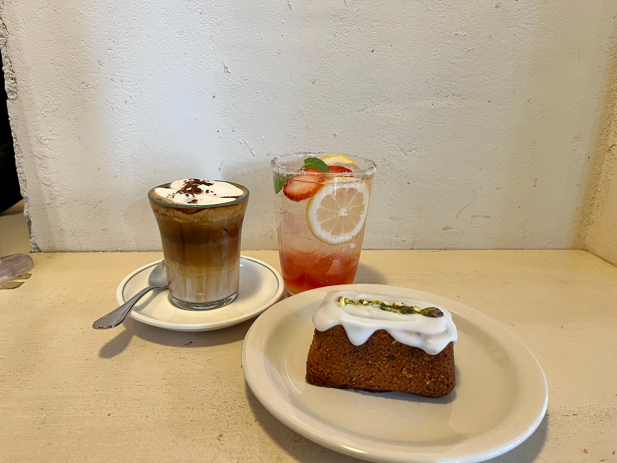 Bevande e torta al pistacchio al Caffè Pepper a Seoul