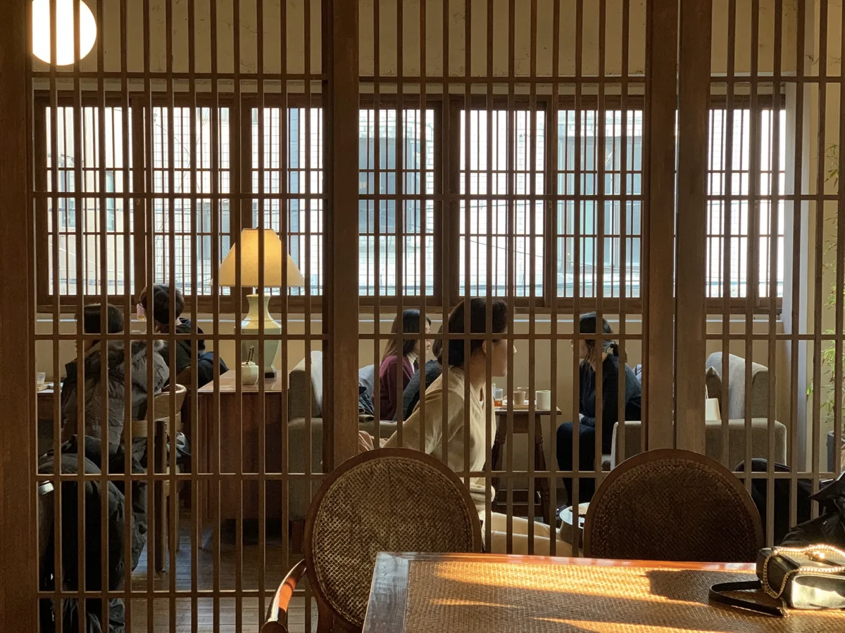 Interno del caffè Gabaedo a Seoul con arredamento retrò e affascinante